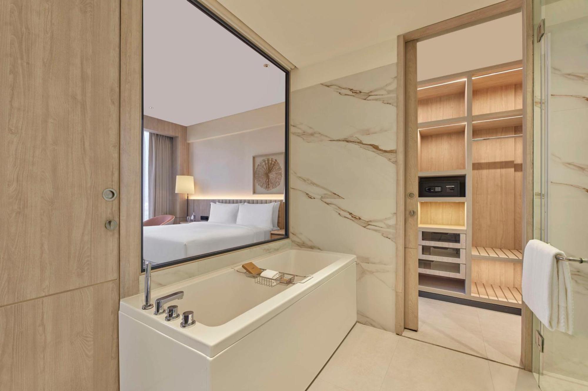 גורגאון Hilton Gurugram Baani City Centre מראה חיצוני תמונה